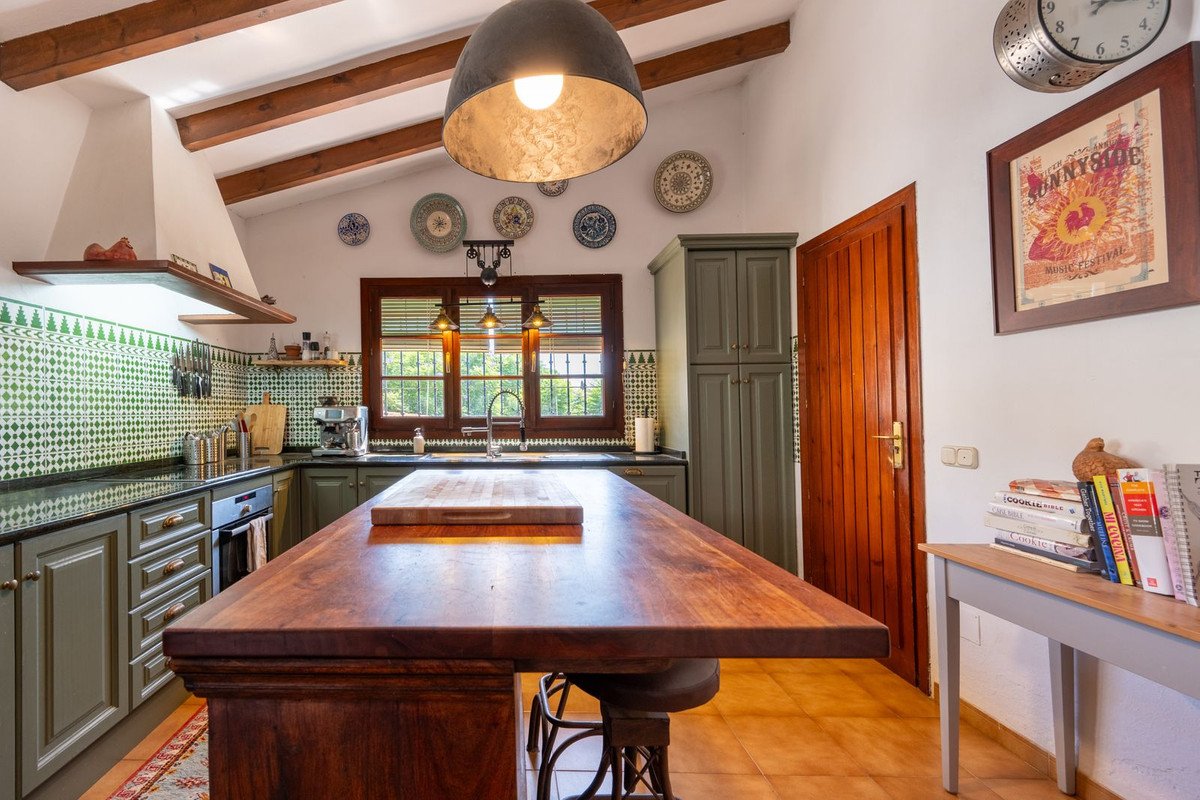 4 Bed Detached Villa in El Coto
