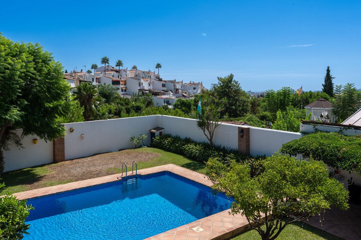 4 Bed Detached Villa in El Coto