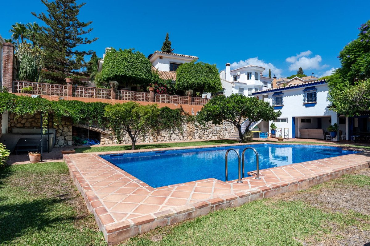 4 Bed Detached Villa in El Coto