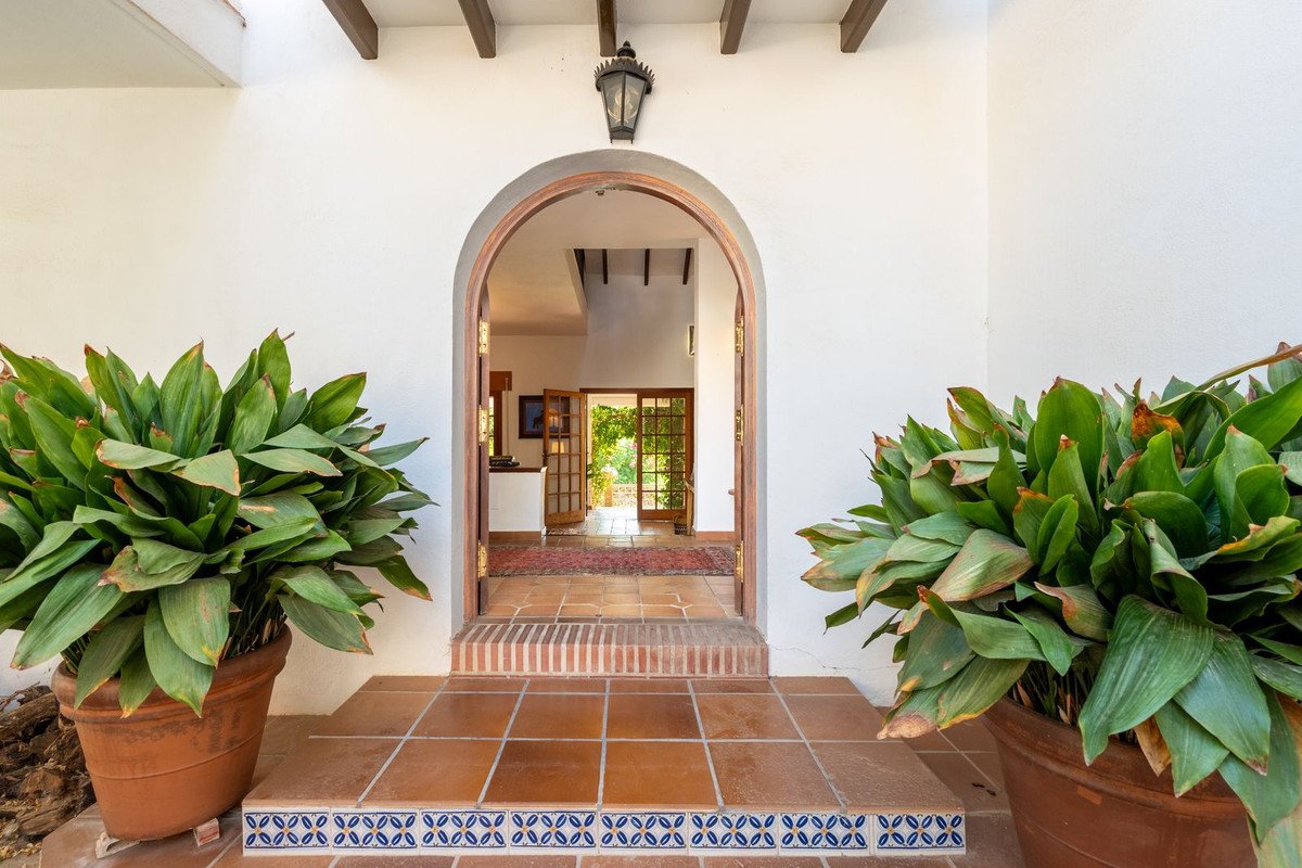 4 Bed Detached Villa in El Coto