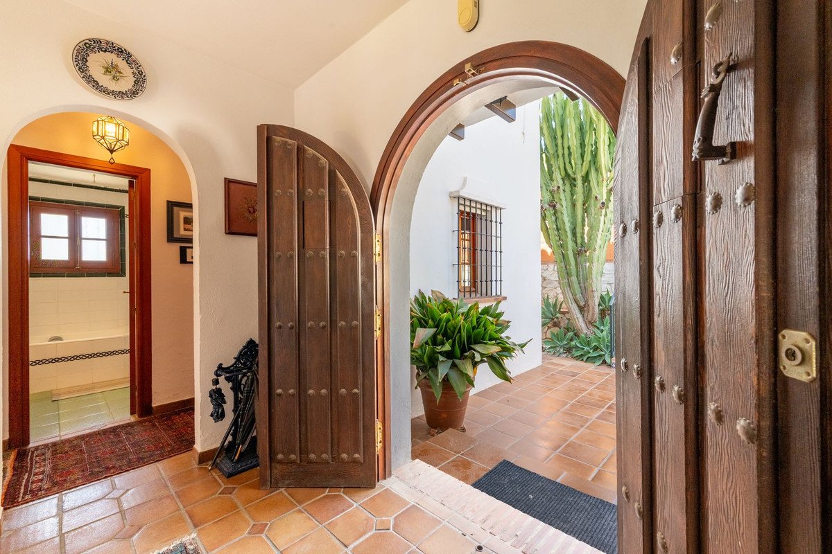 4 Bed Detached Villa in El Coto