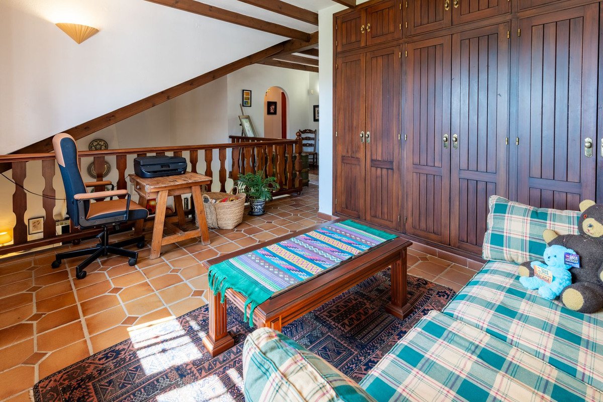 4 Bed Detached Villa in El Coto