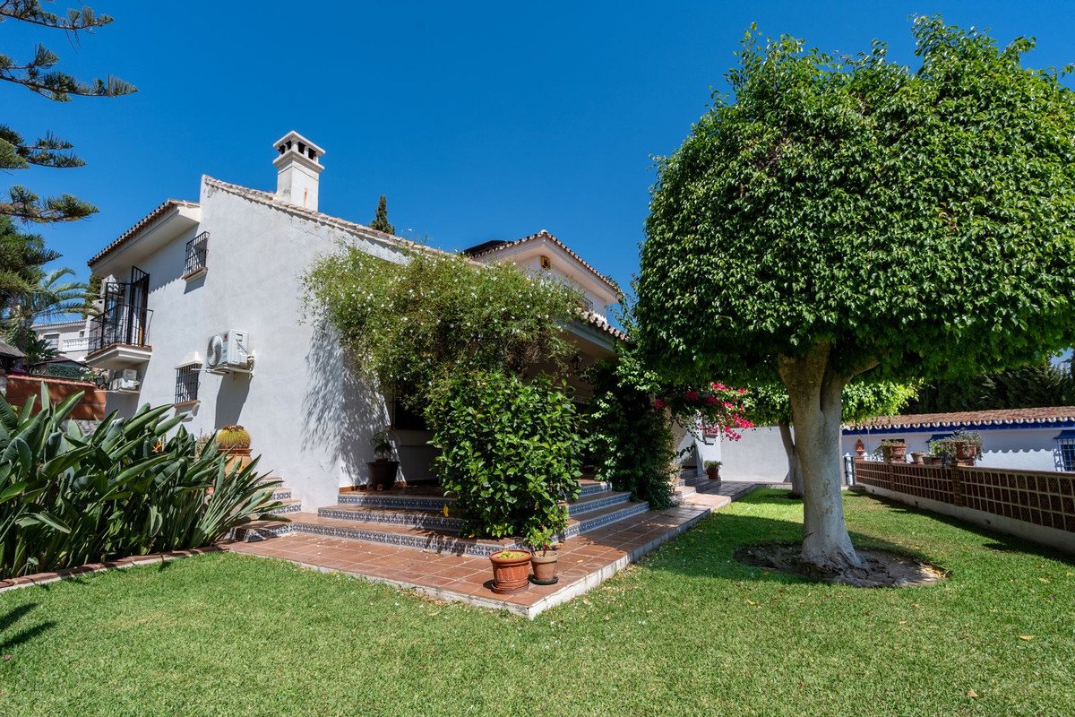 4 Bed Detached Villa in El Coto