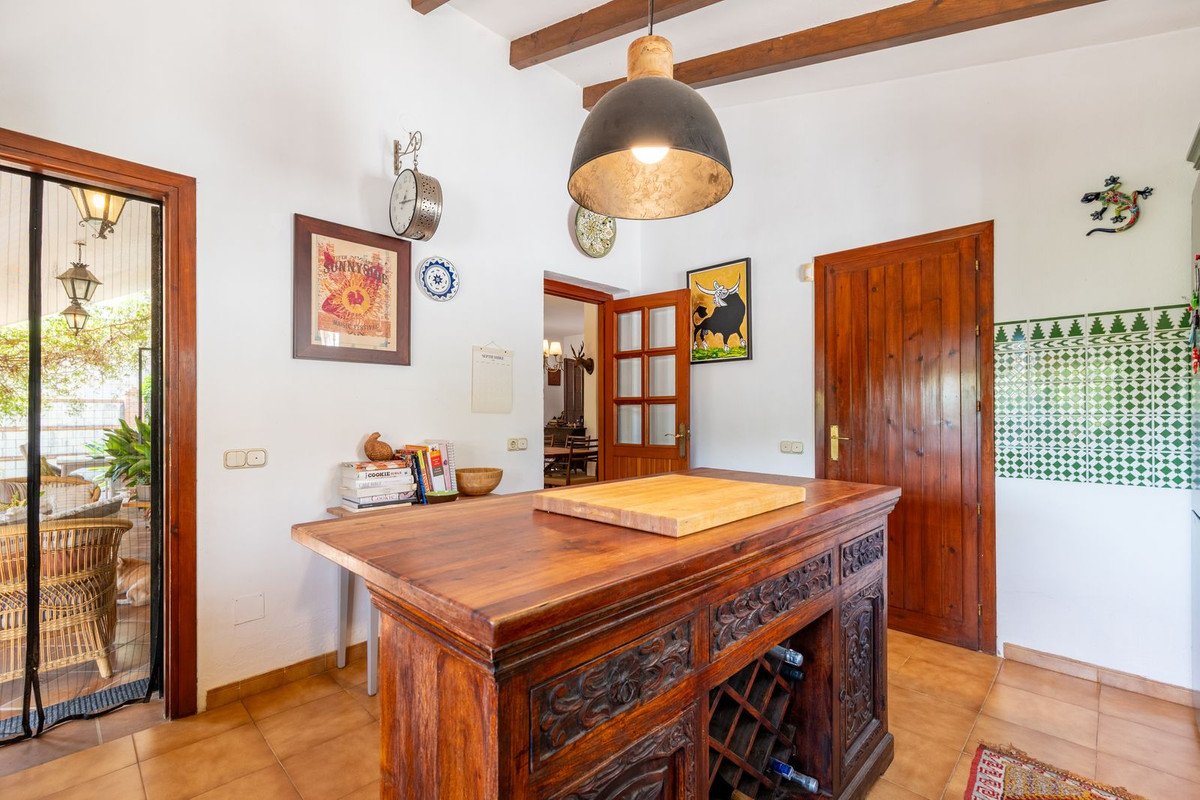 4 Bed Detached Villa in El Coto