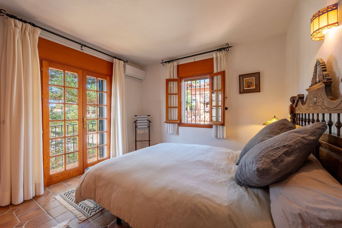 4 Bed Detached Villa in El Coto