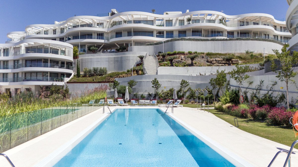2 Bed Ground Floor Apartment in Benahavís