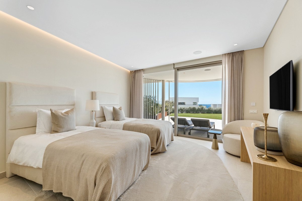 2 Bed Ground Floor Apartment in Benahavís