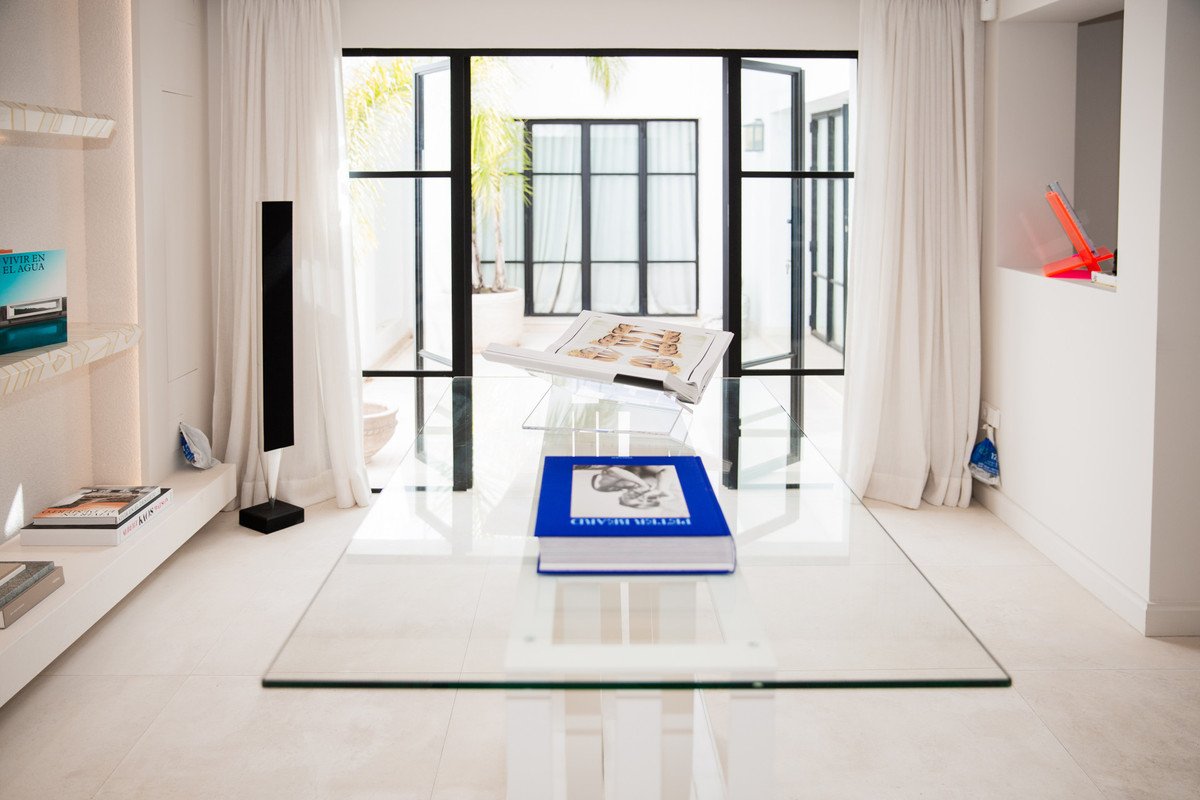 6 Bed Office in Nueva Andalucía