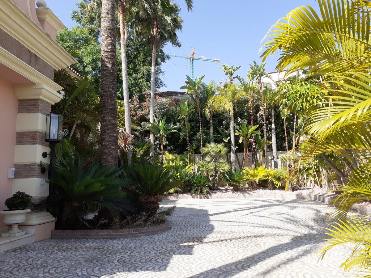 4 Bed Detached Villa in Estepona