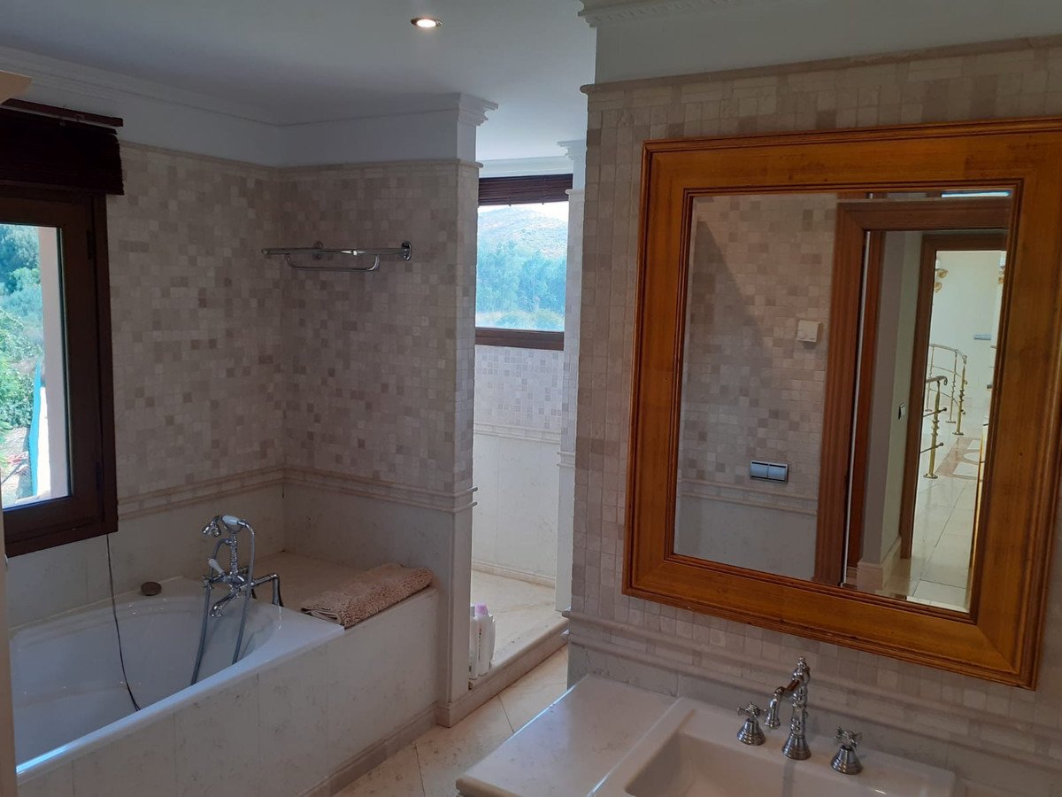4 Bed Detached Villa in Estepona