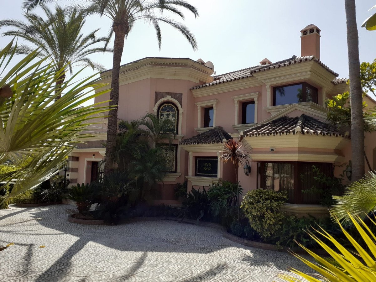 4 Bed Detached Villa in Estepona
