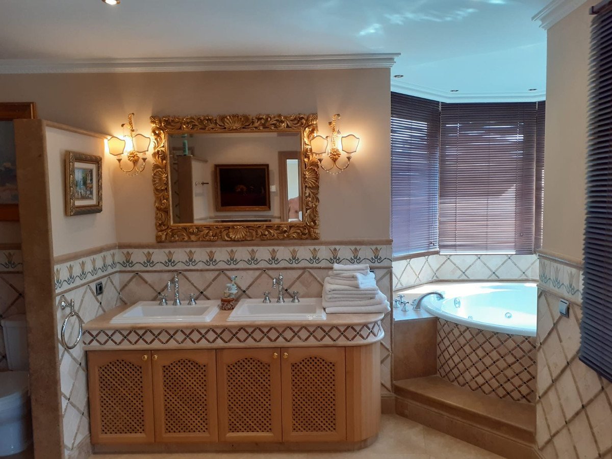 4 Bed Detached Villa in Estepona