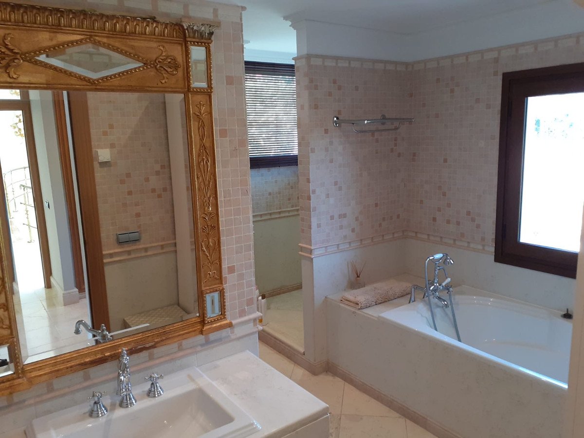 4 Bed Detached Villa in Estepona