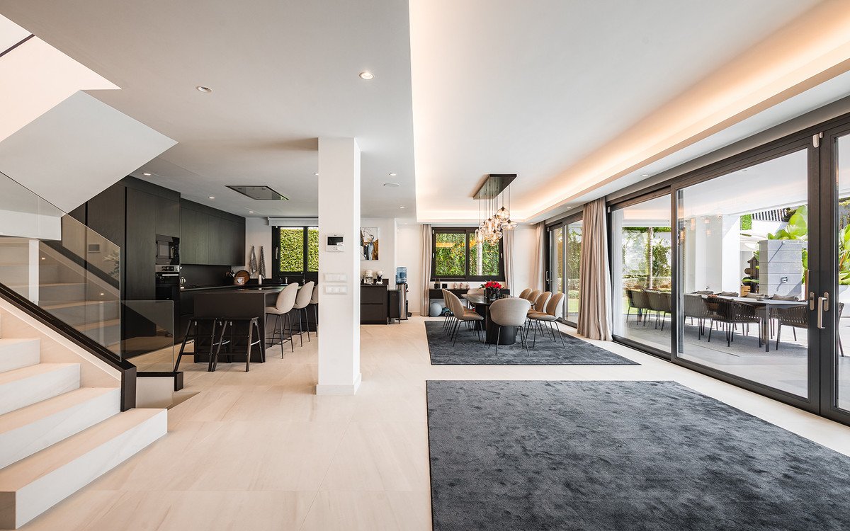 7 Bed Detached Villa in Nueva Andalucía