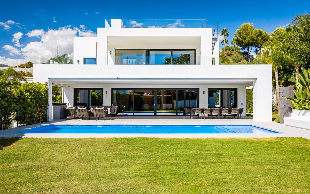 7 Bed Detached Villa in Nueva Andalucía
