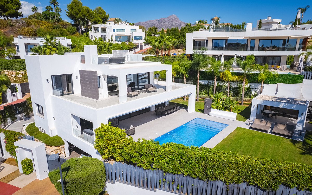 7 Bed Detached Villa in Nueva Andalucía