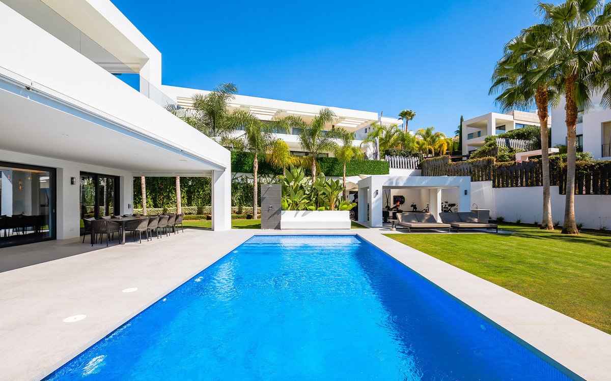 7 Bed Detached Villa in Nueva Andalucía