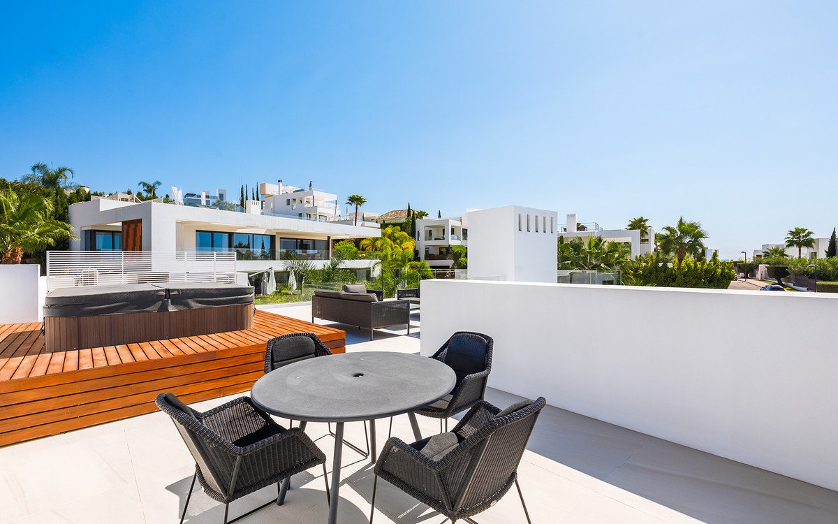 7 Bed Detached Villa in Nueva Andalucía