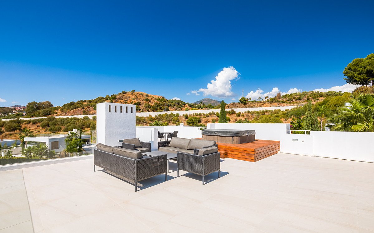 7 Bed Detached Villa in Nueva Andalucía