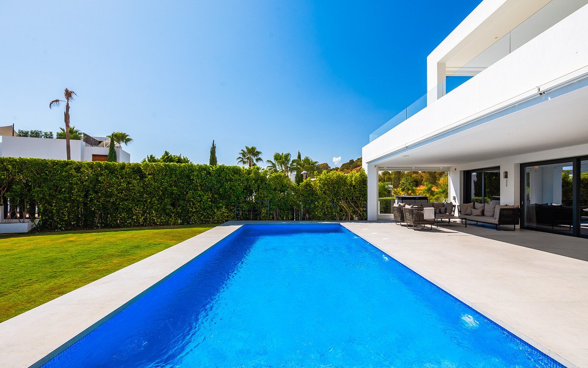 7 Bed Detached Villa in Nueva Andalucía