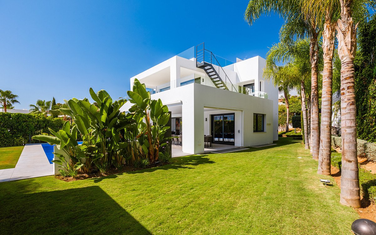 7 Bed Detached Villa in Nueva Andalucía