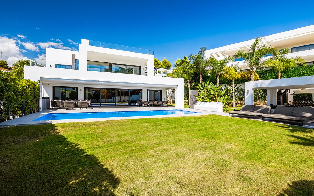 7 Bed Detached Villa in Nueva Andalucía