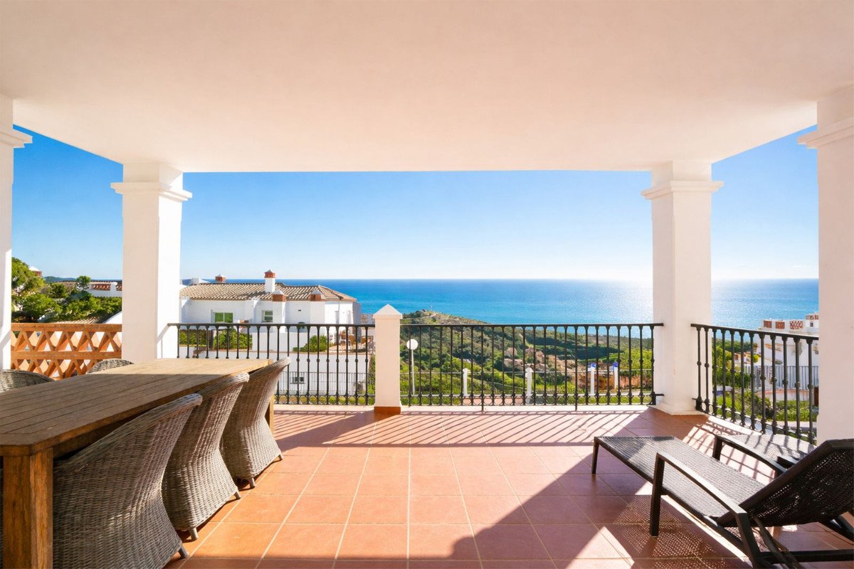 2 Bed Middle Floor Apartment in Calahonda