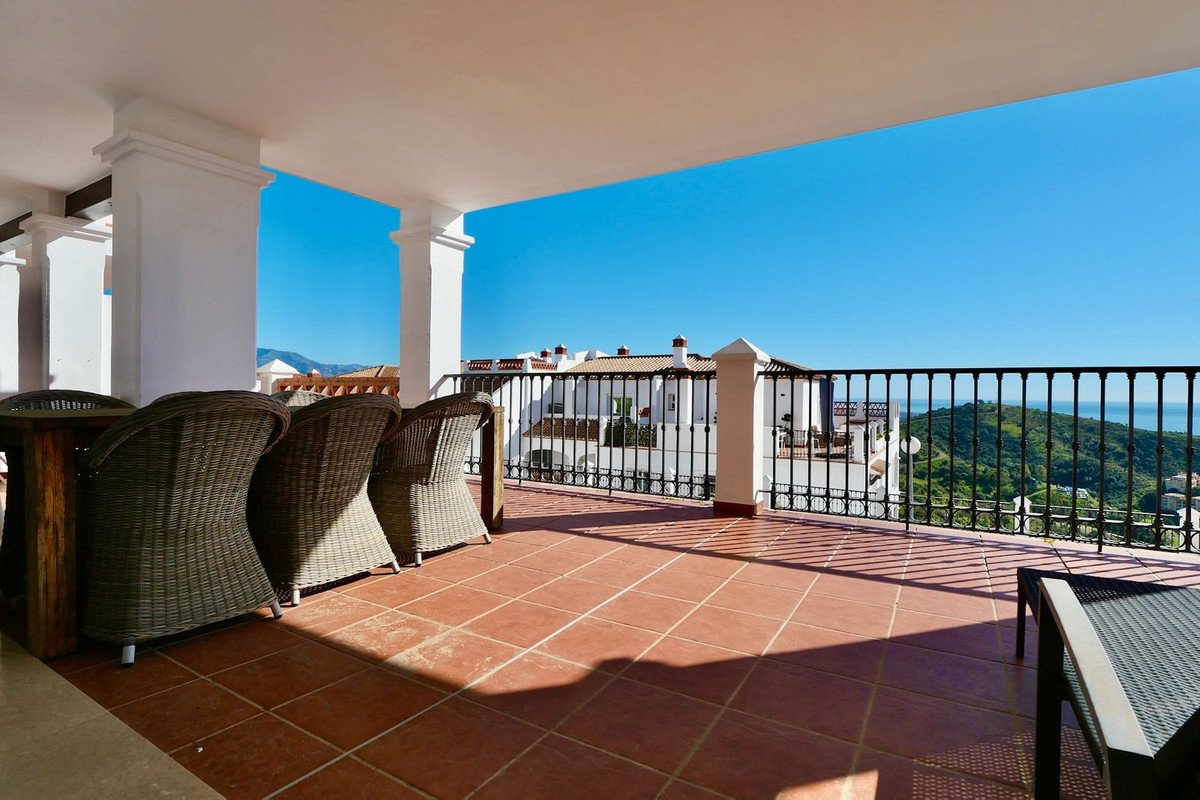 2 Bed Middle Floor Apartment in Calahonda