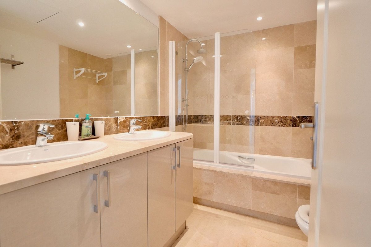 2 Bed Middle Floor Apartment in Calahonda