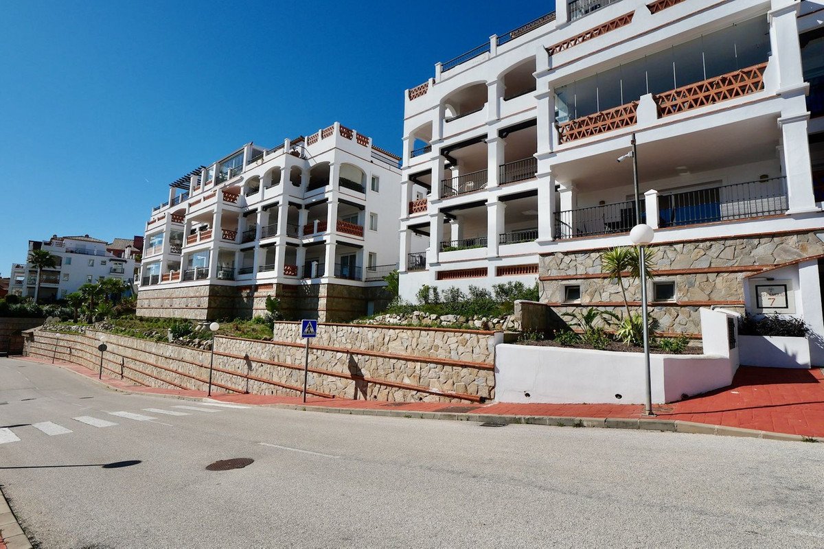 2 Bed Middle Floor Apartment in Calahonda