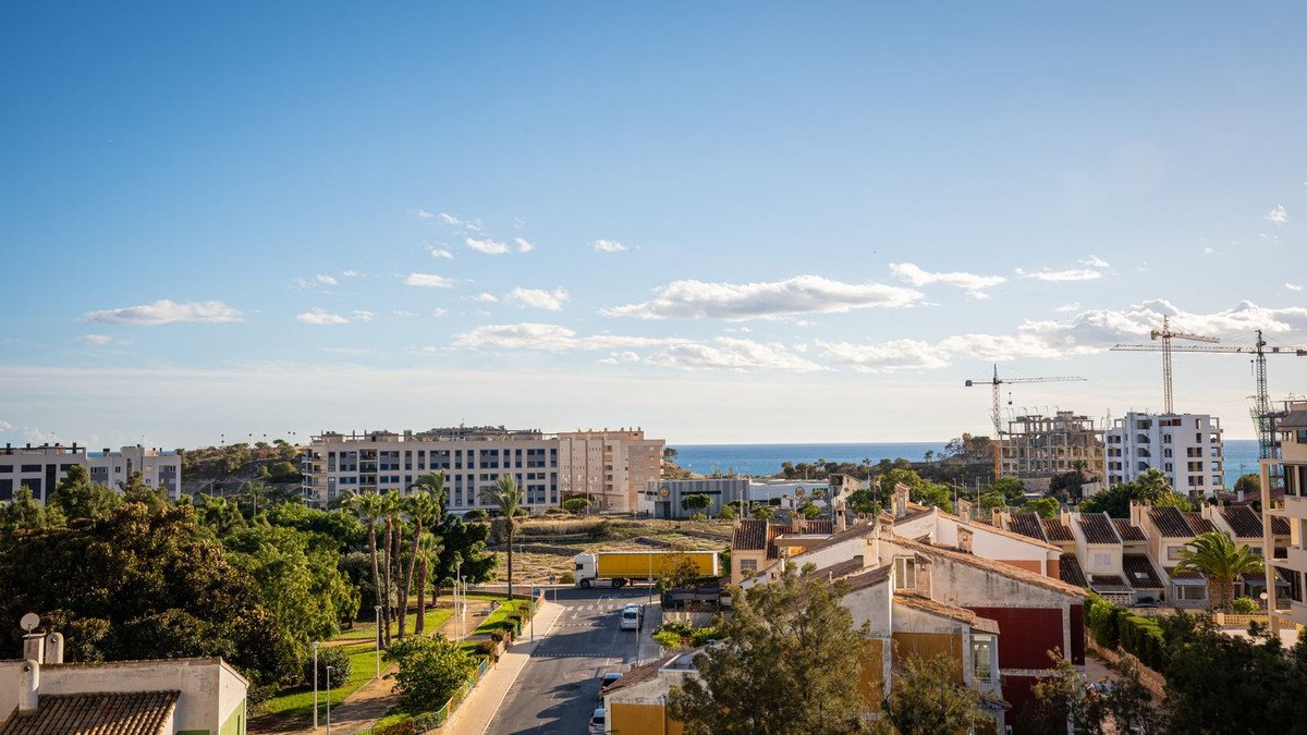 2 Bed Top Floor Apartment in Villajoyosa