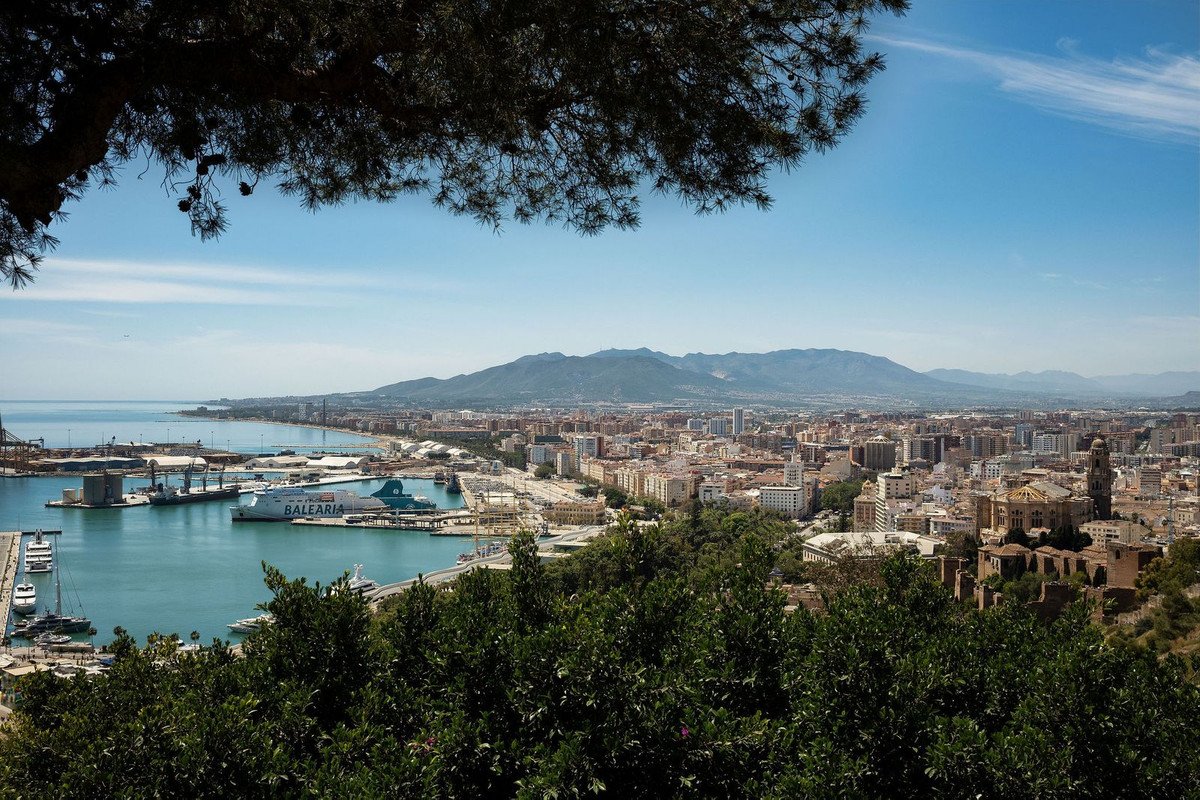 2 Bed Middle Floor Apartment in Málaga Centro