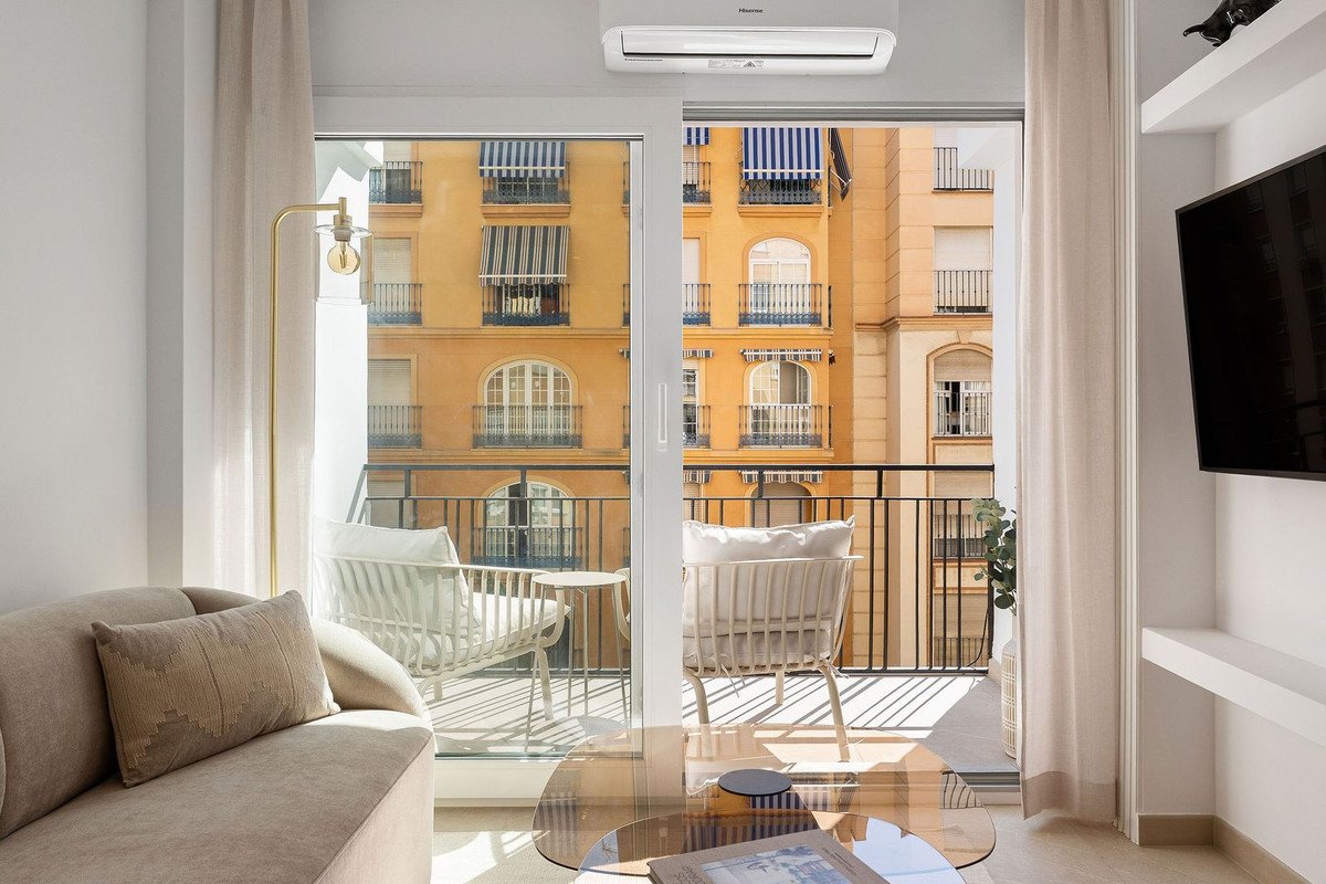 2 Bed Middle Floor Apartment in Málaga Centro