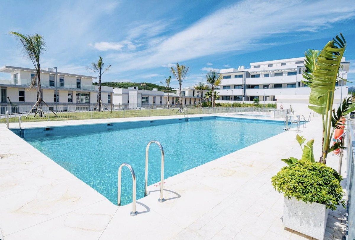 3 Bed Middle Floor Apartment in Estepona