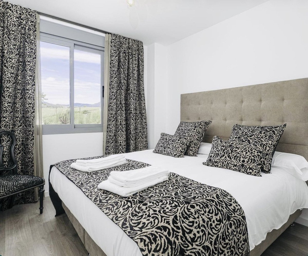 3 Bed Middle Floor Apartment in Estepona