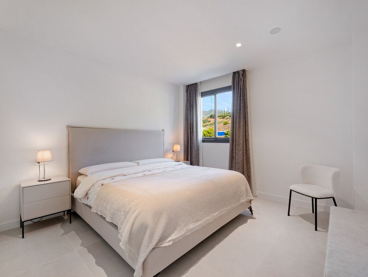 2 Bed Middle Floor Apartment in Fuengirola