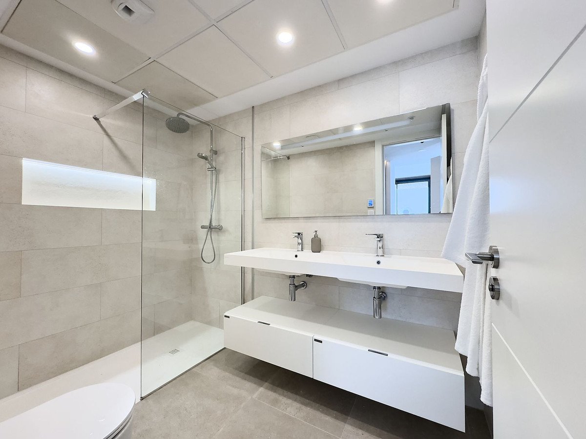 2 Bed Middle Floor Apartment in Fuengirola