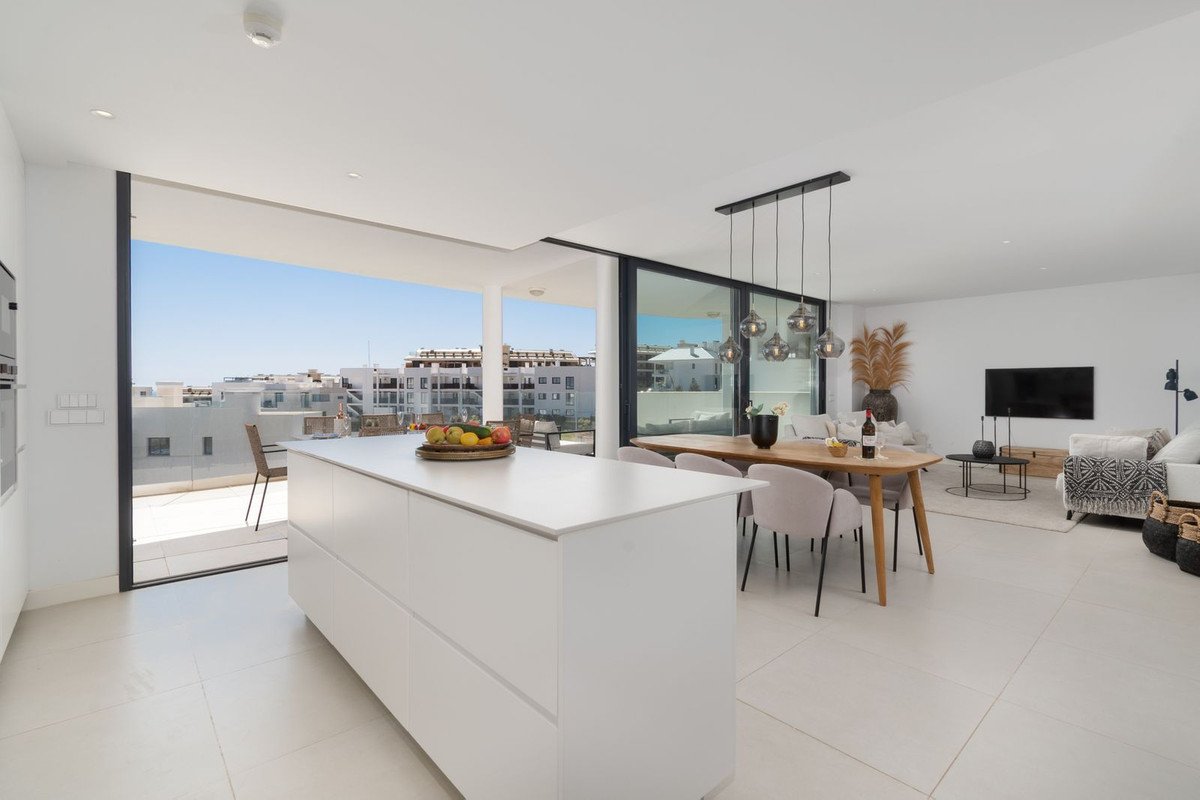 3 Bed Middle Floor Apartment in Higueron