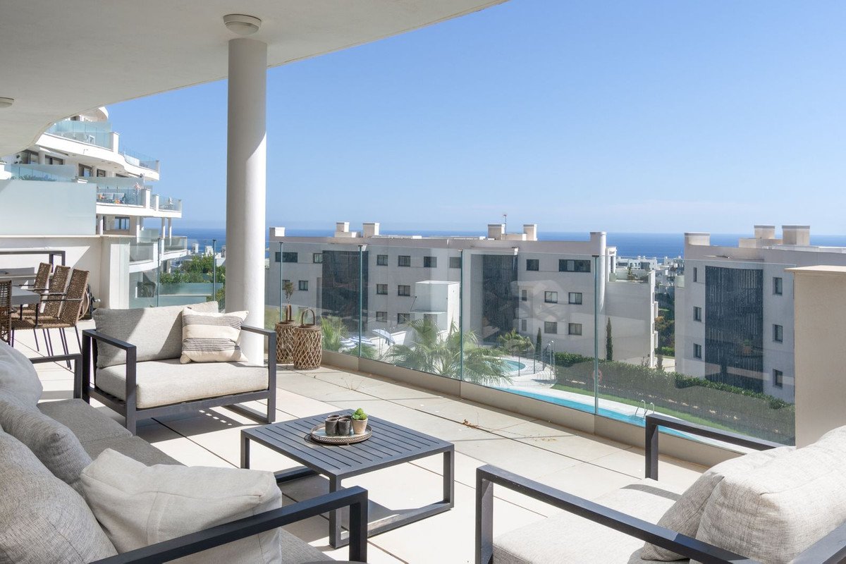 3 Bed Middle Floor Apartment in Higueron