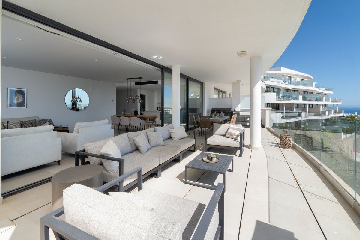 3 Bed Middle Floor Apartment in Higueron