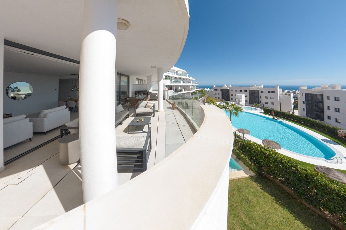 3 Bed Middle Floor Apartment in Higueron