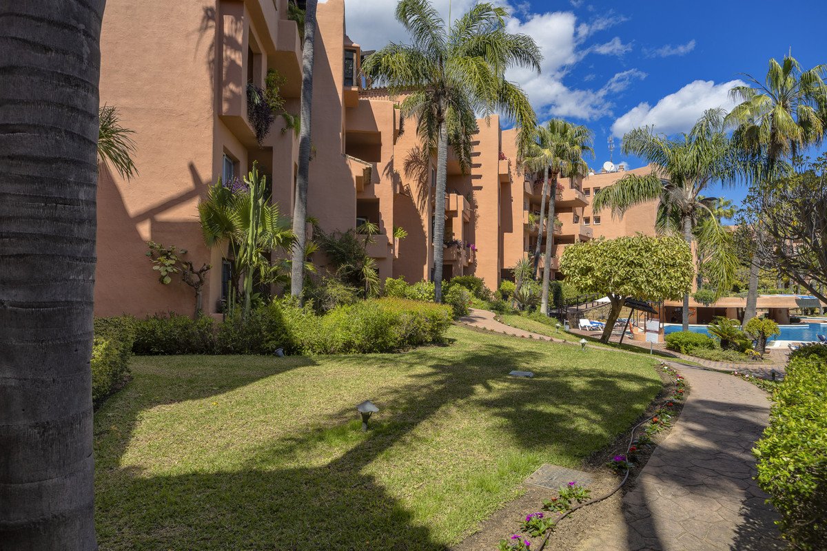 4 Bed Middle Floor Apartment in The Golden Mile