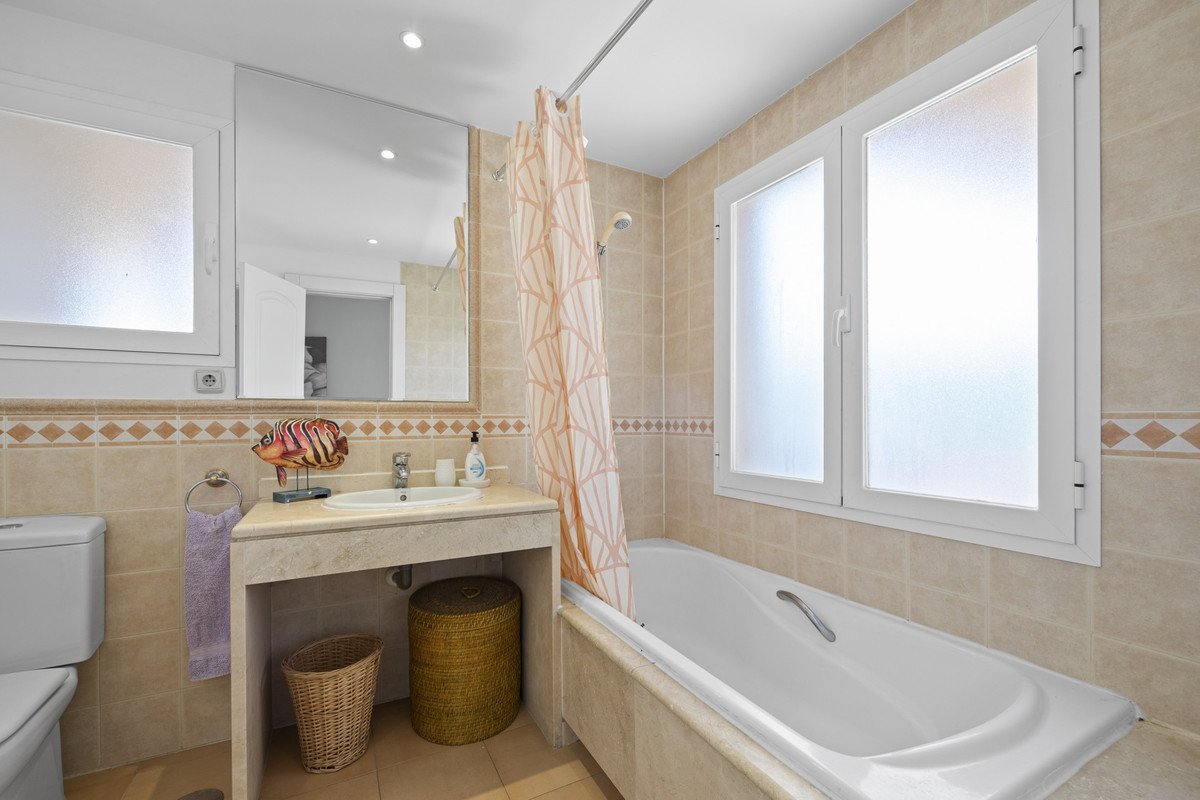 4 Bed Middle Floor Apartment in The Golden Mile