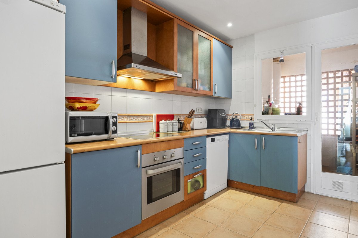 4 Bed Middle Floor Apartment in The Golden Mile