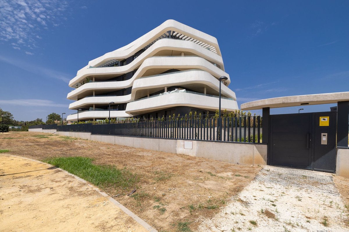 2 Bed Ground Floor Apartment in Torremolinos Centro