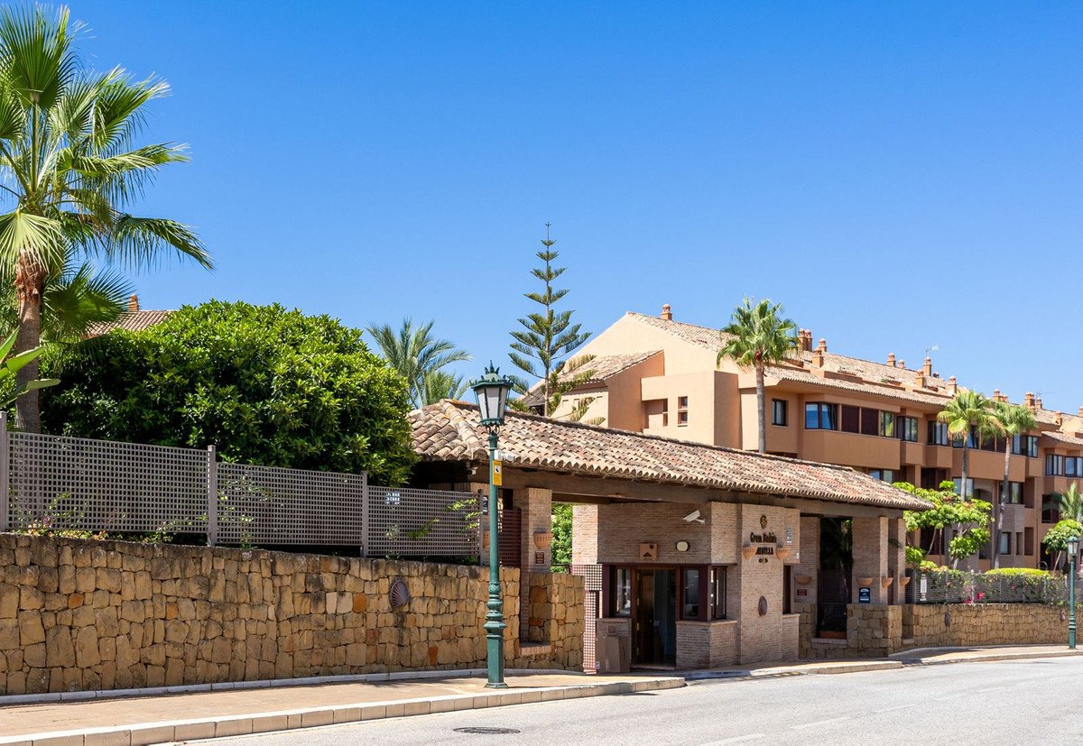 3 Bed Middle Floor Apartment in Bahía de Marbella