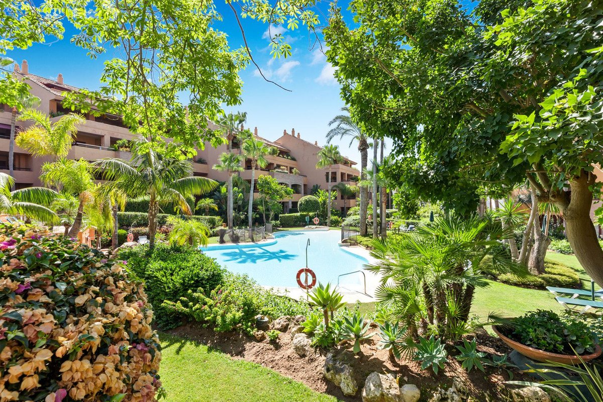 3 Bed Middle Floor Apartment in Bahía de Marbella