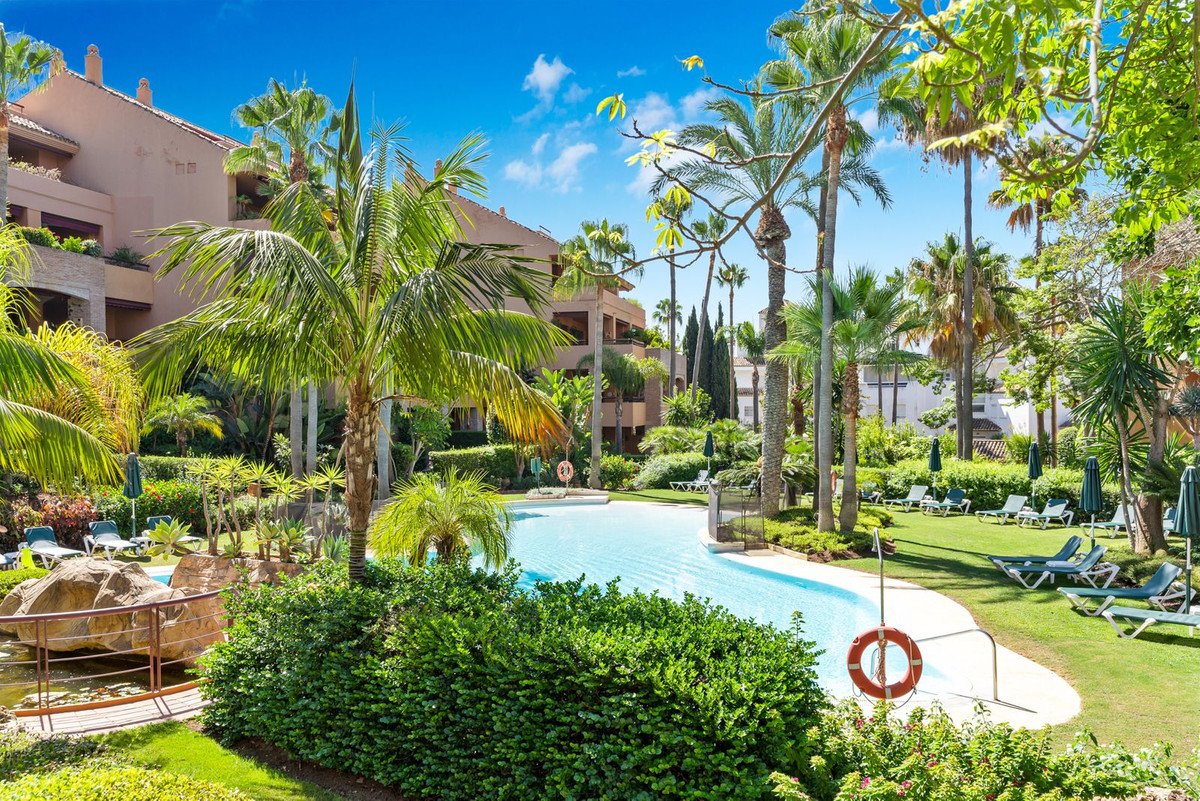 3 Bed Middle Floor Apartment in Bahía de Marbella