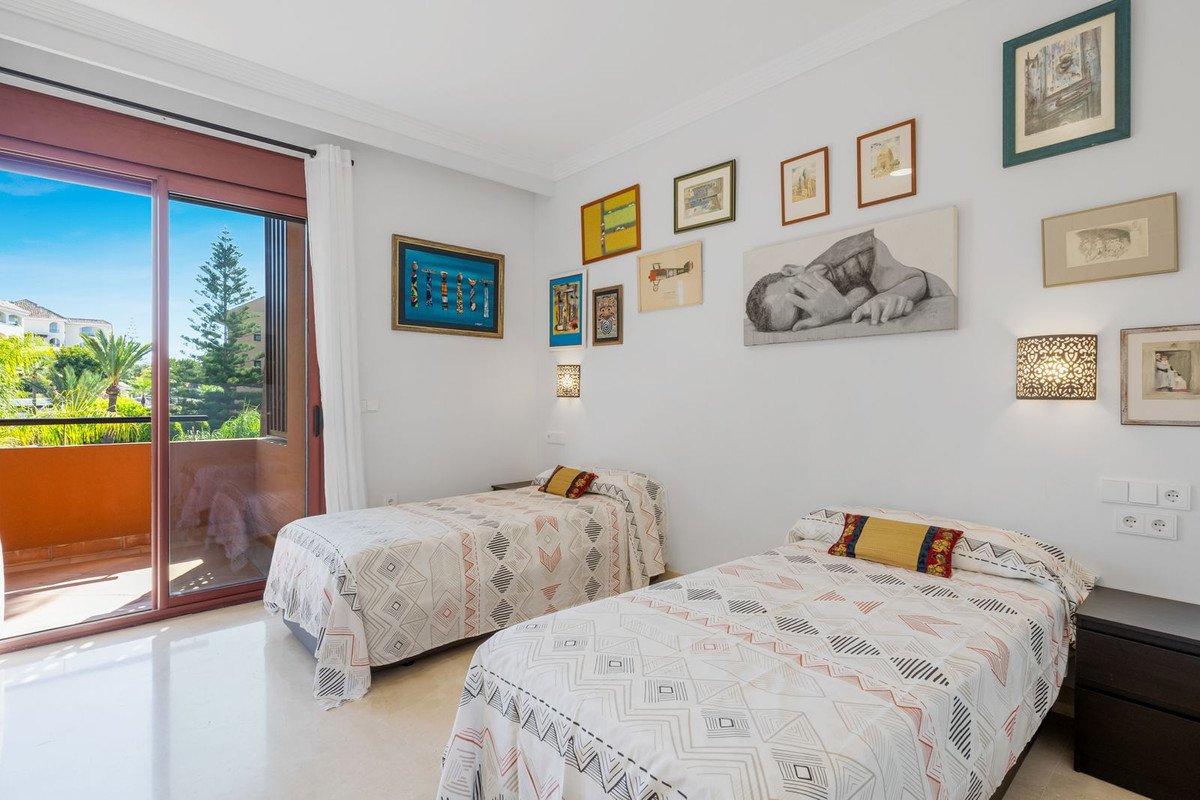 3 Bed Middle Floor Apartment in Bahía de Marbella