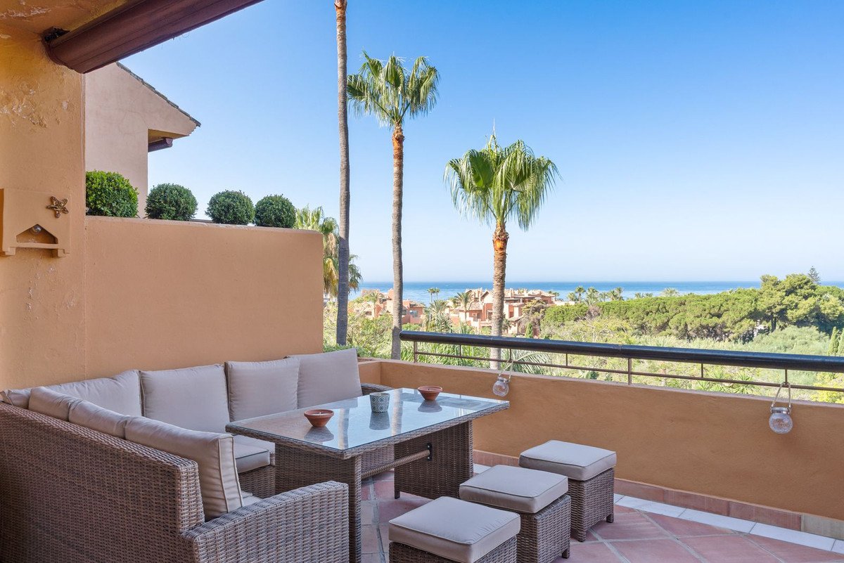 3 Bed Middle Floor Apartment in Bahía de Marbella